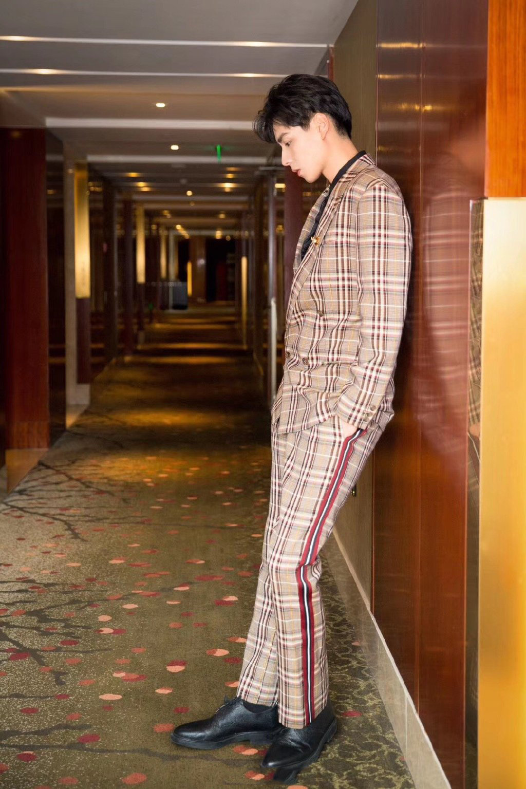 胡一天身着经典的格纹与修身的设计凸显了型男帅气的风范