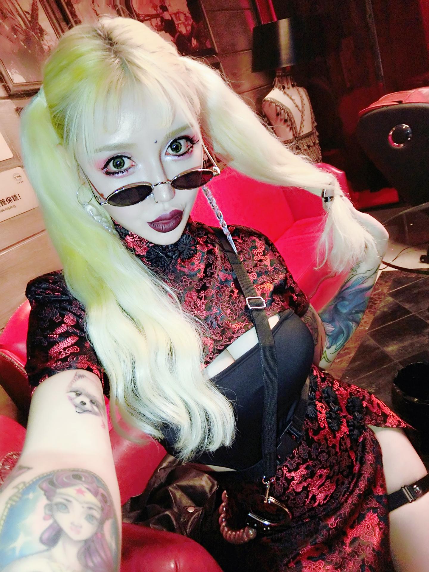 省艺毕业,声乐系,巨蟹女一枚,目前酒吧驻唱,爱好纹身服装搭配,抖音号