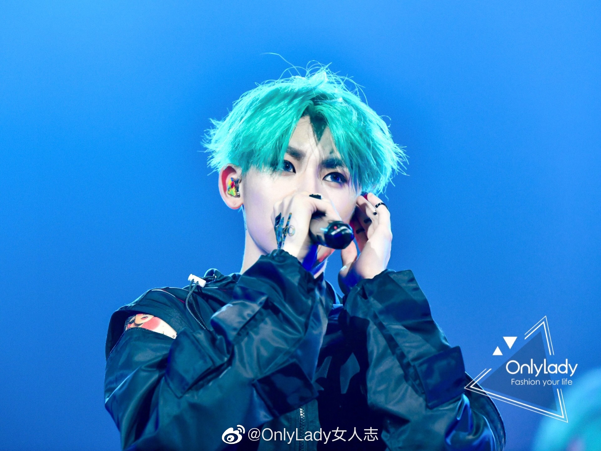 小鬼王琳凯以一头海贼王索隆同款亮绿发色现身深圳个人音乐会