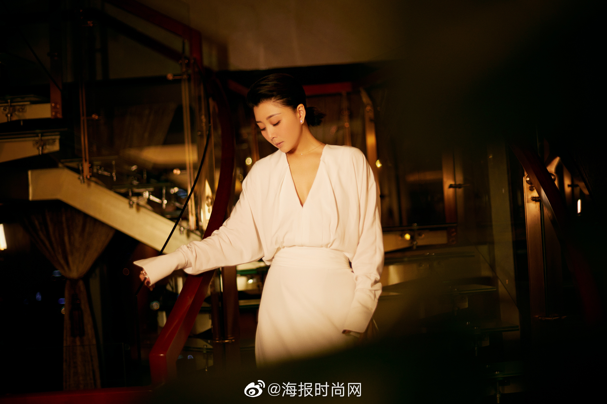 殷桃 一袭深v白裙亮相首届 并获得最佳女演员奖项.短发低马尾造型