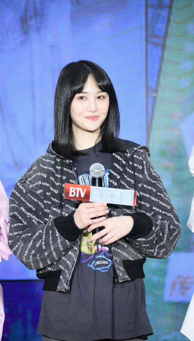 郑爽曾嫌自己不够美整容今双脸圆润梳空气刘海一笑超甜美