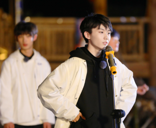 篝火晚会的参赛选手可以说是非常强劲了,除了有台风少年团,还有十三寨