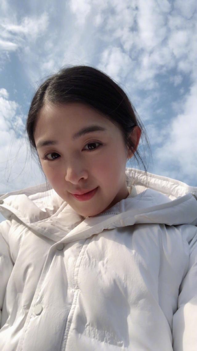 张含韵坐船上抚琴姿势标准气质优美不过却被她的三眼皮抢镜了