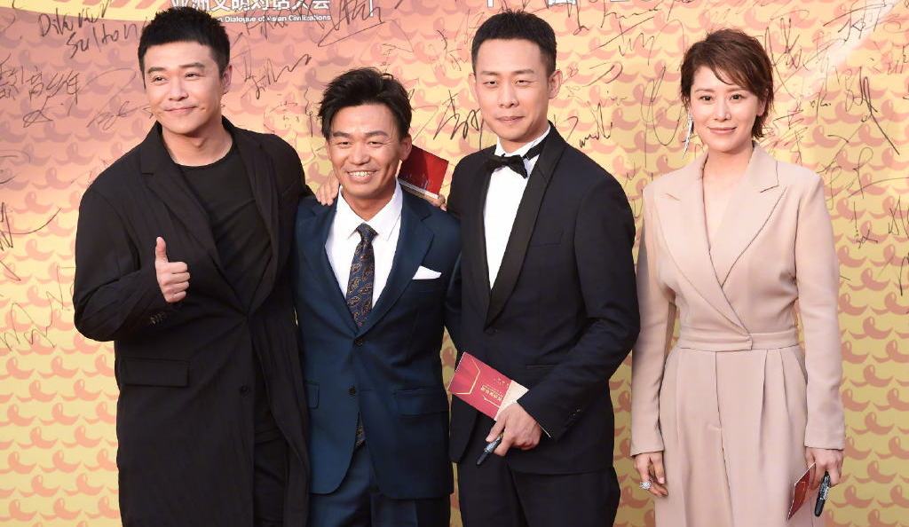 王宝强出席活动,一身蓝色西服俏皮又帅气,同框竟还没有海清高