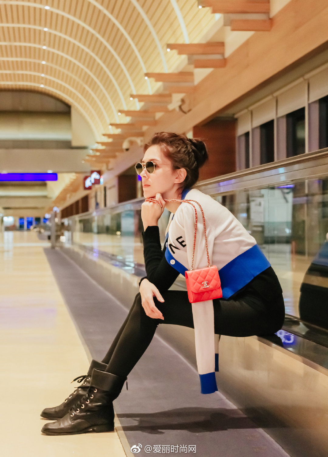 近日,许玮甯身着蓝白开襟毛衣搭配搭配高开叉牛仔裙现身机场