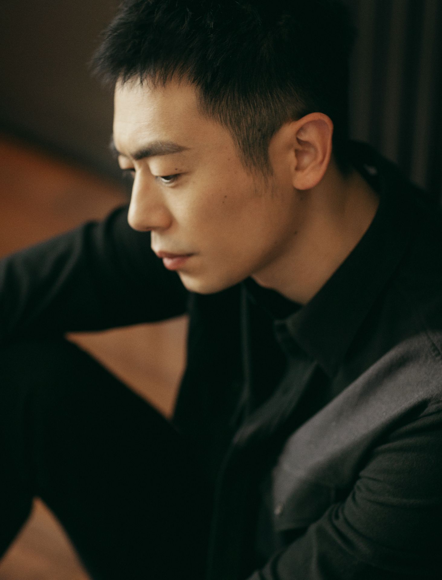 朱亚文出席大明风华一身黑色造型简约又高级不愧是老腊肉