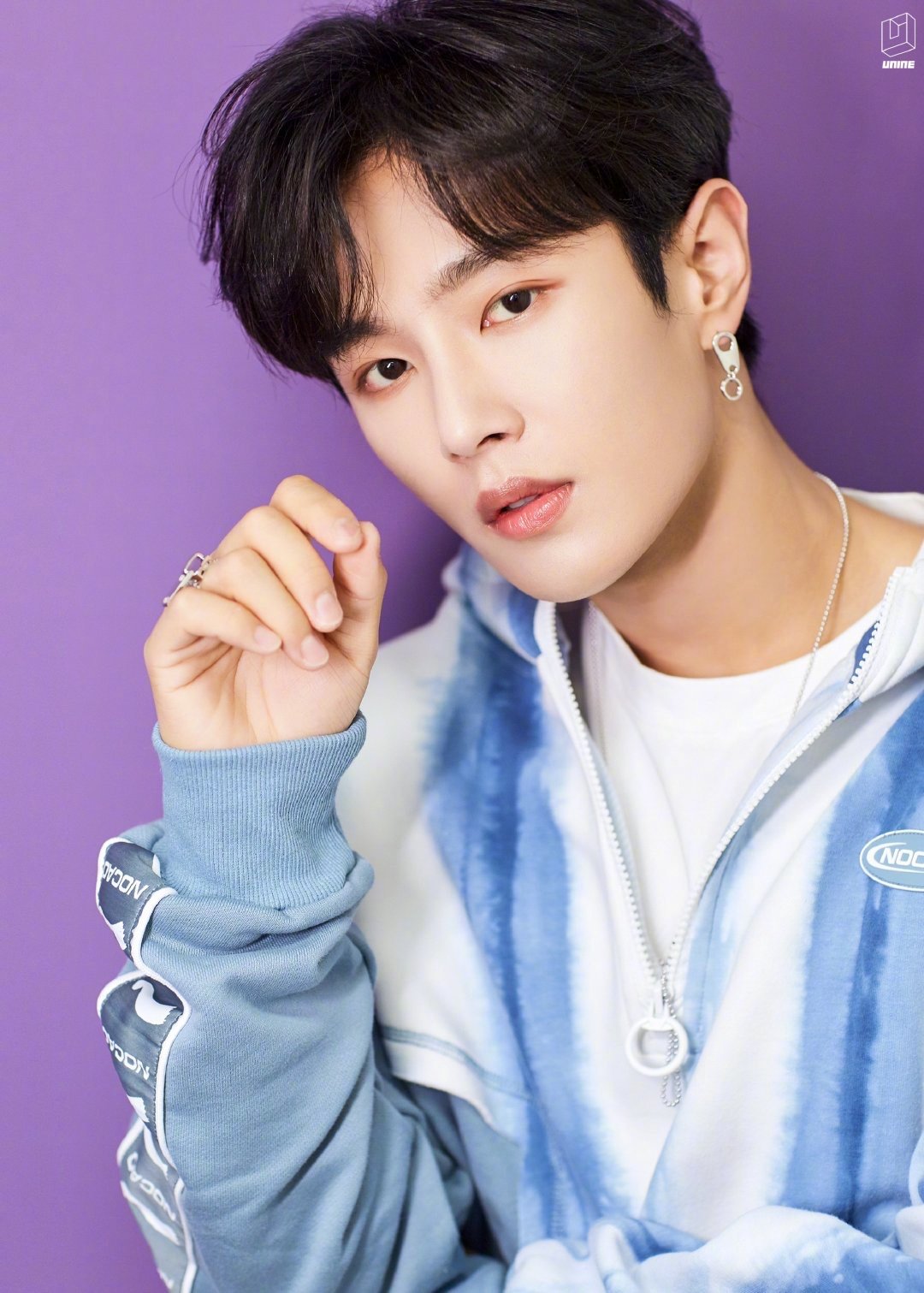 近日,@unine_李汶翰 出席品牌活动,身穿蓝白相间渐染卫衣