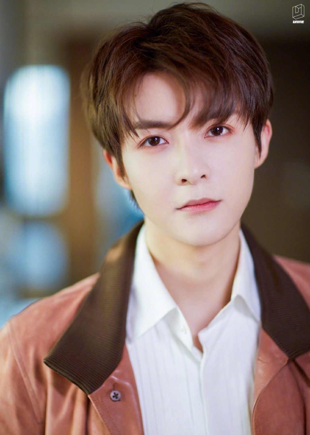 近日,@unine_管栎 现身成都,雾粉色外套搭配缎面长裤