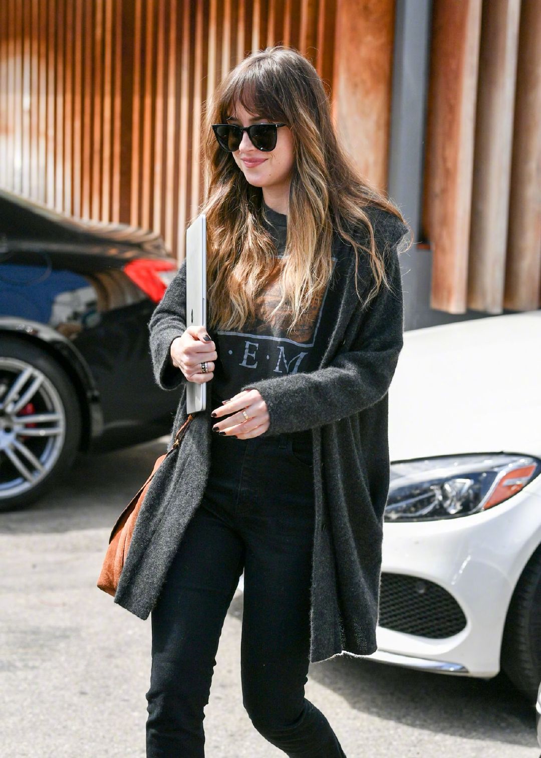 近日,达妹dakota johnson手包电脑在洛杉矶外出的街拍