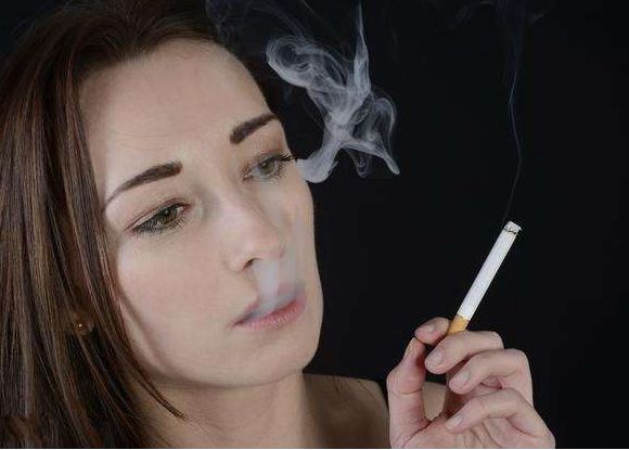 为什么国外人开车抽烟都关着车窗？难道不憋得慌吗？原因很简单！