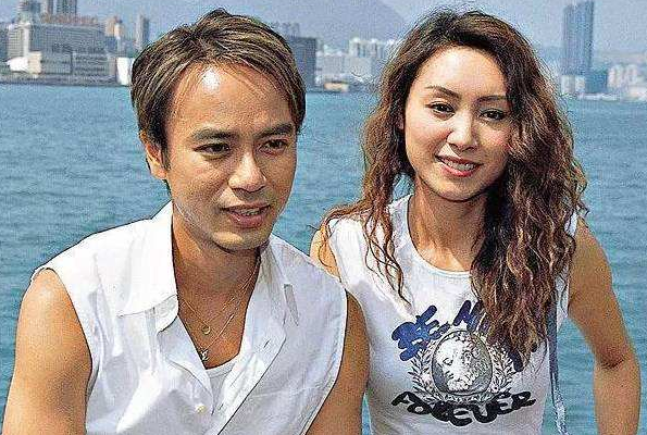 极品夫妻被爆双双出轨, 还在镜头面前大秀恩爱, 最佳夫妻档