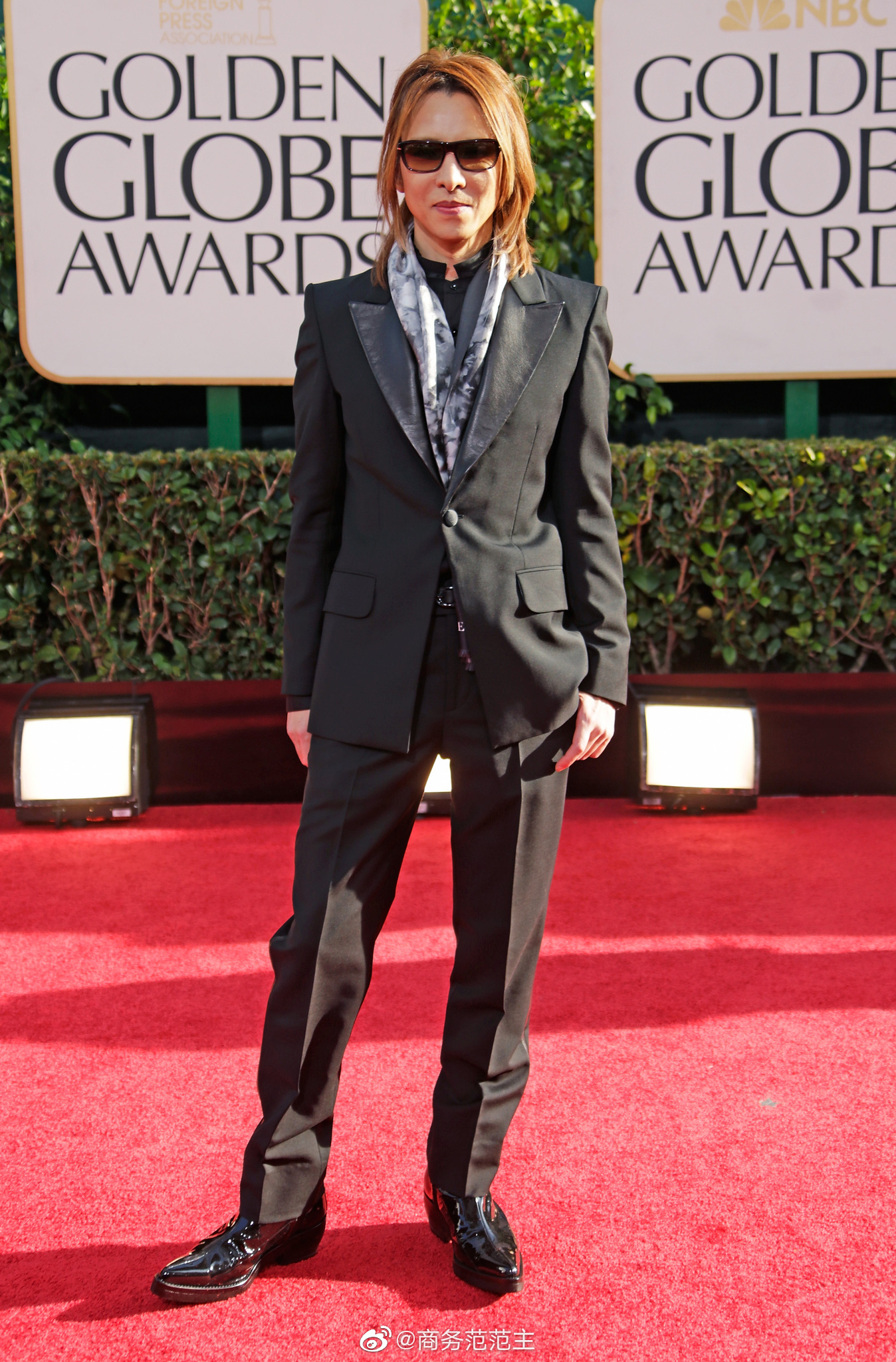 最近在英国参加赛马会的x-japan队长yoshiki