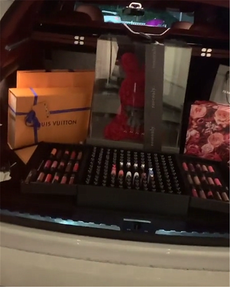 情人节土豪怎过?用319万宾利后备箱装礼物,礼物全是奢侈品!