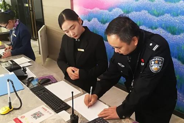 警察到酒店查房时是如何辨别男女之间关系的警察真智慧