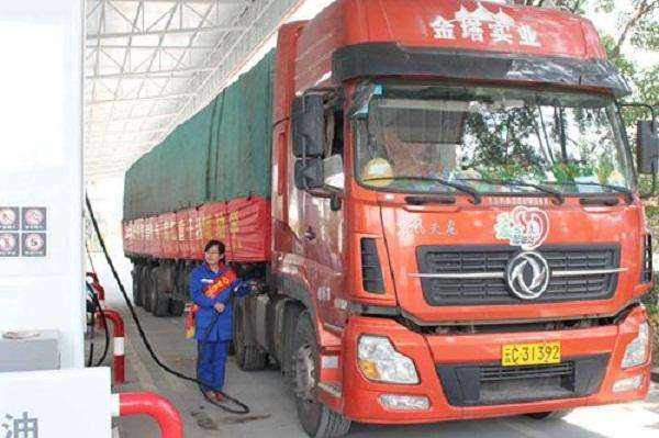 为什么很少在加油站看到排队的大货车加油?