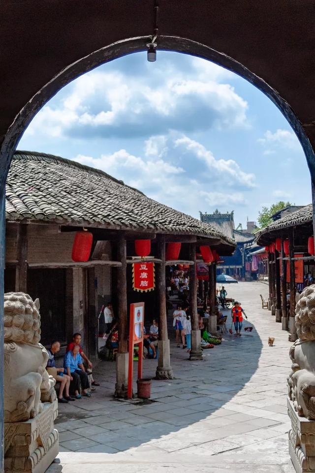 在陆地罗城的主街船型街形如其名有别于国内其他明清时期的古镇去罗城