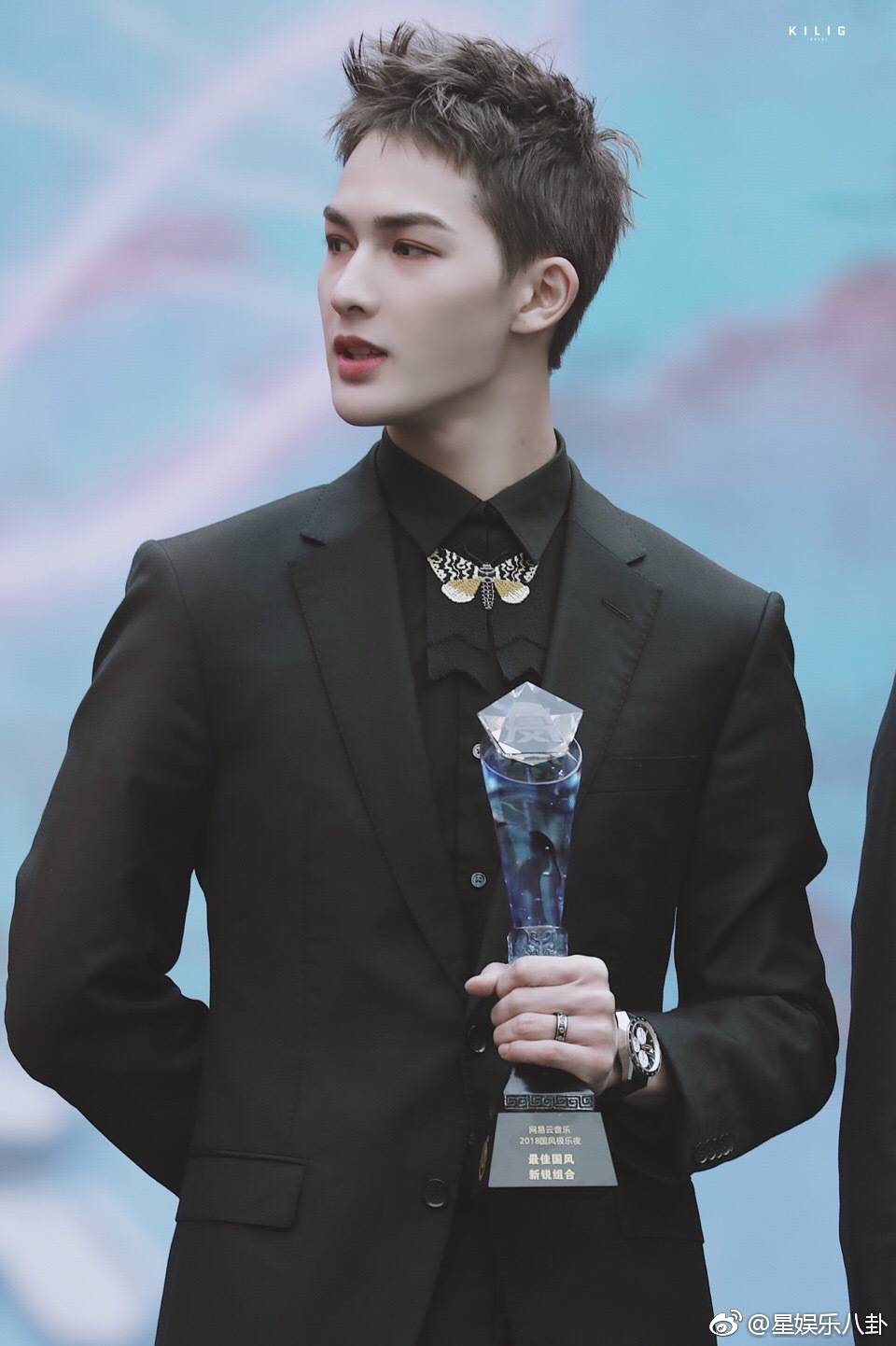 都说寸头是检验男明星颜值的唯一标准感受一波朱正廷的寸头照