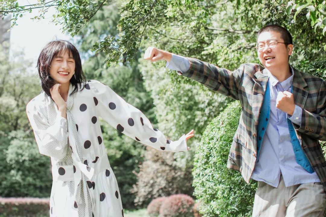 李诞老婆黑尾酱发露背照片网友表示看不懂现在都以这为美