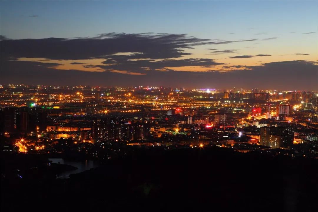 正文  邓小峰/摄影   透过安静的龙泉山   饱览大成都热闹繁华的夜景
