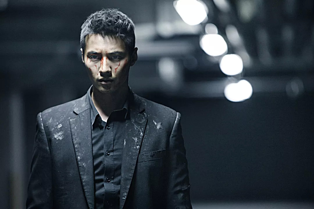 对现实风格的电影,环境光和人物光的照明要求与真实光源保持一致性.