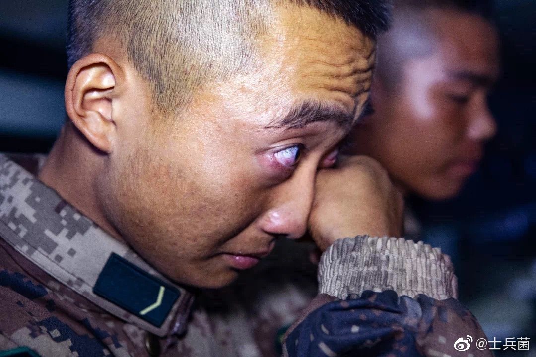 授衔仪式:新兵们热泪盈眶!_高清图集_新浪网