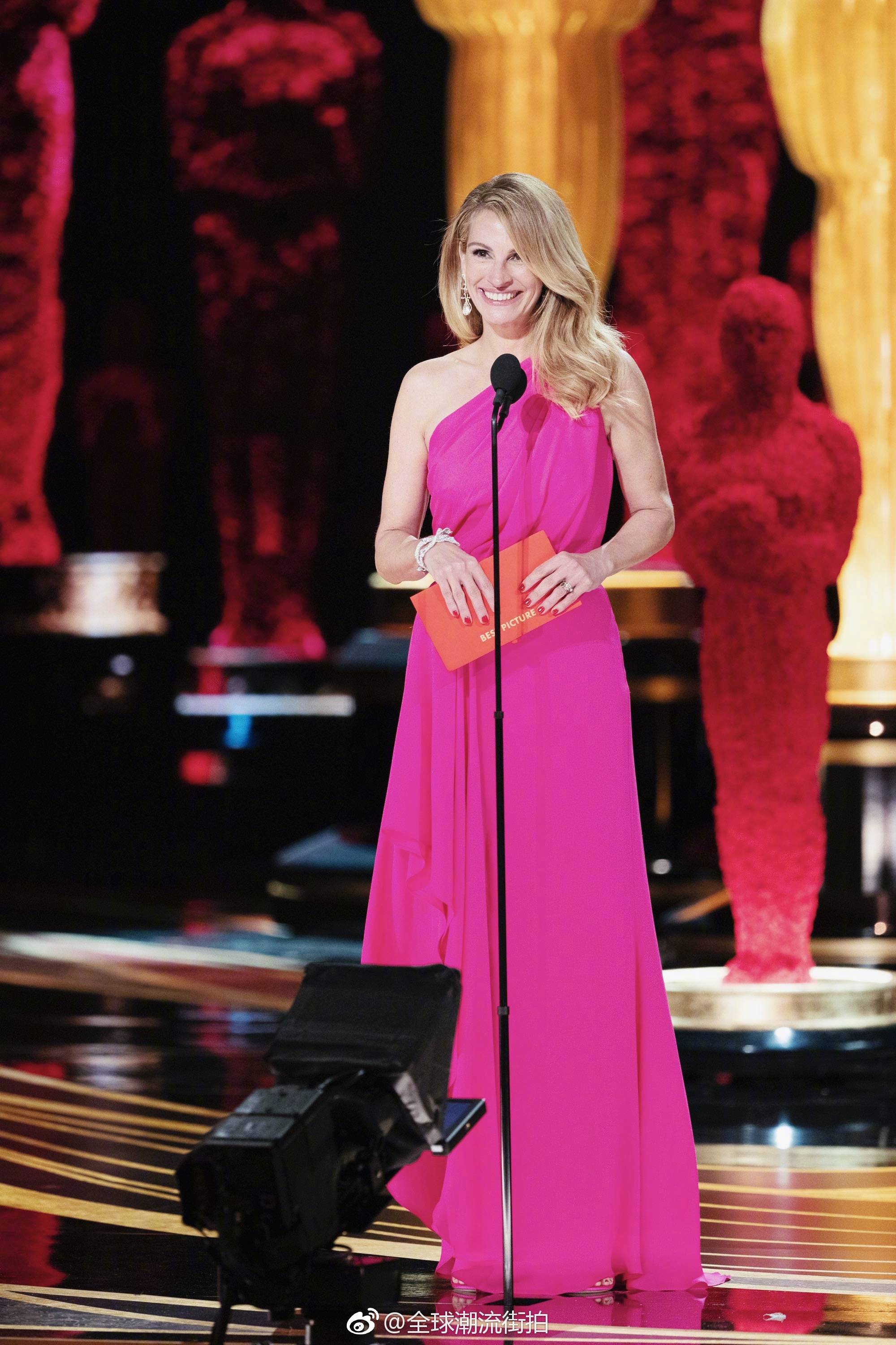 朱莉亚罗伯茨一身粉色晚礼服