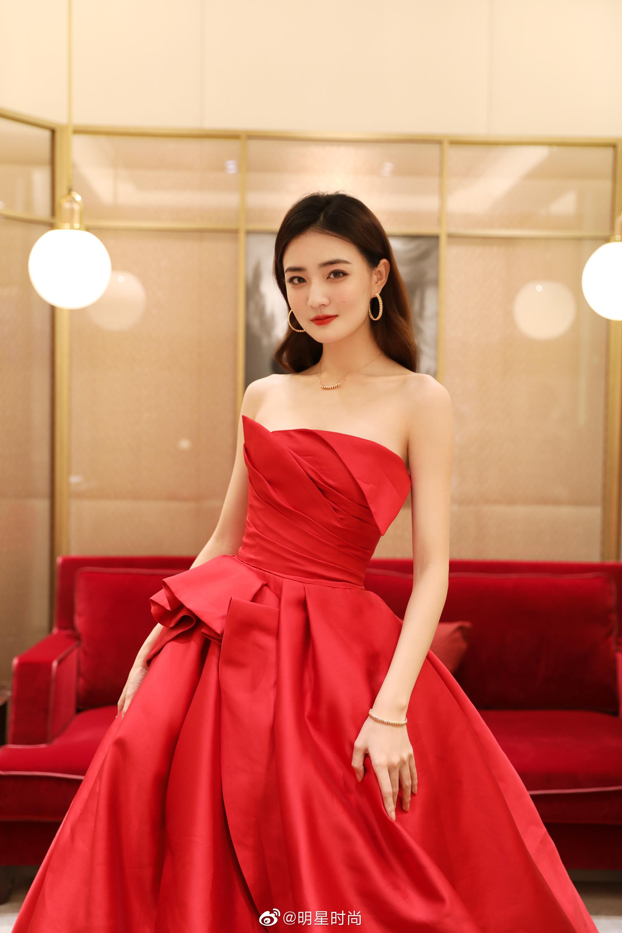 徐璐lulu 现身某奢侈品牌活动的两套look