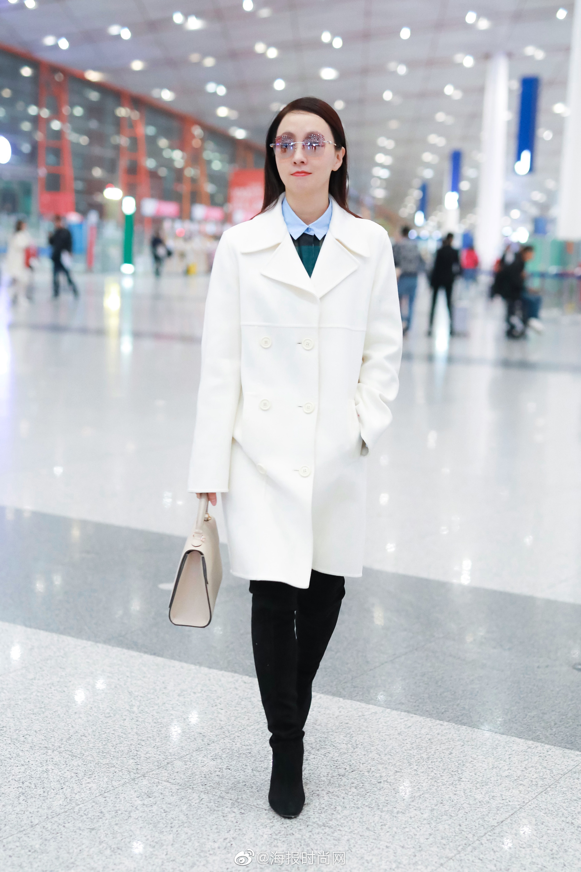 近日小陶虹身背摩奈moynatréjane系列手袋