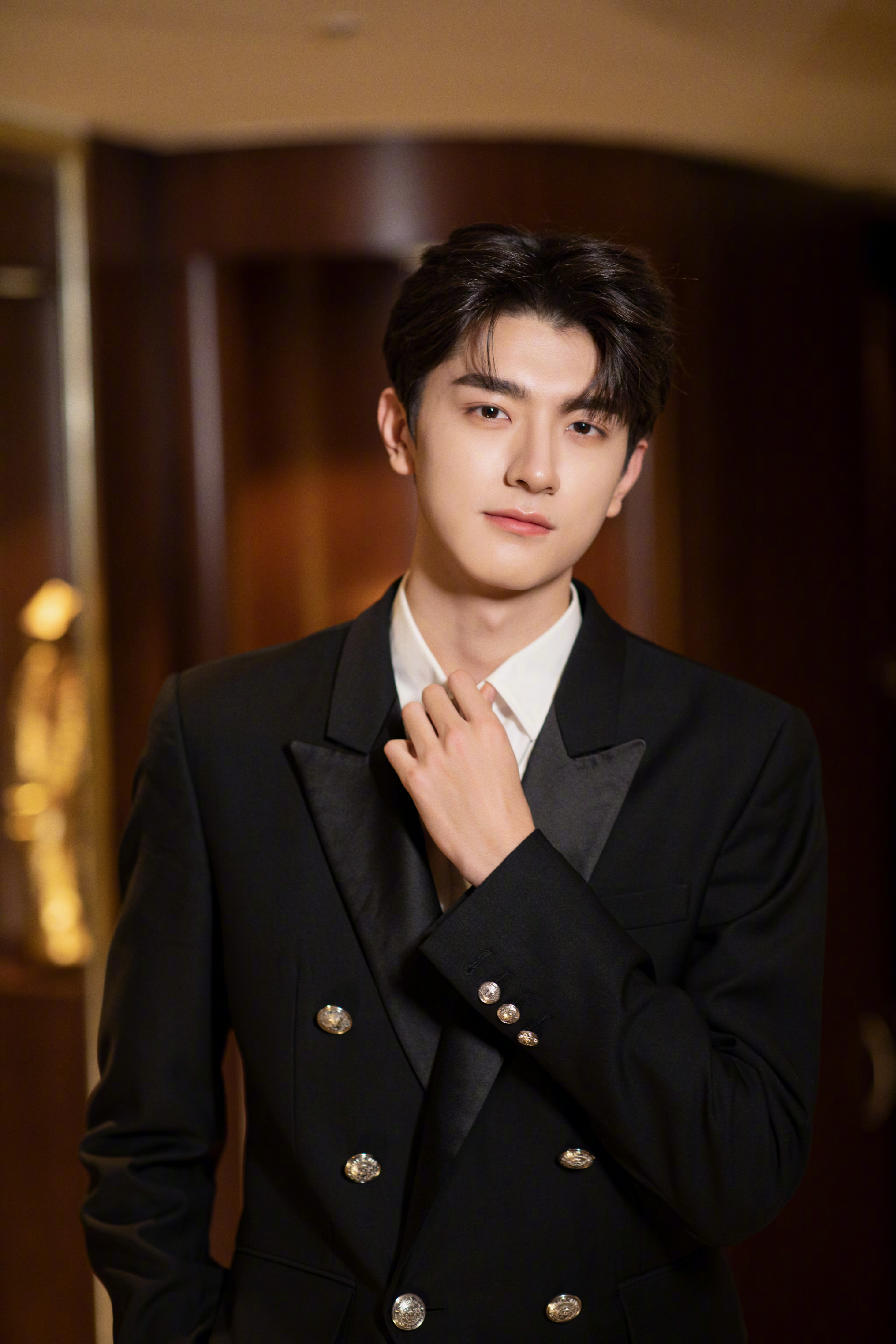 林一喉结小合集快来看看帅哥的喉结,我真的要没了