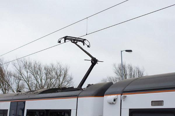 复兴号的时速高达300公里,车顶的受电弓会不会被磨断?