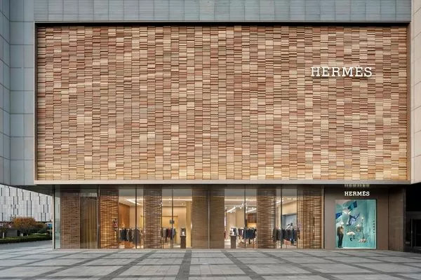 爱马仕青岛海信广场专卖店重装开业消息来源:盖璞集团全球零售服饰