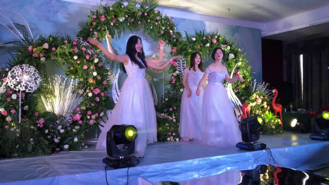 伴娘婚礼现场活跃气氛,准备了一段舞蹈.