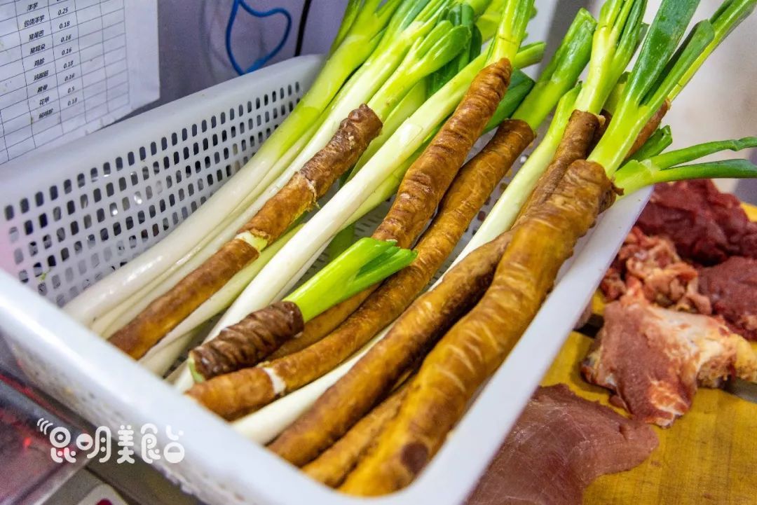 昆明晚上8点坐满人的宵夜食堂牛肉凉拌吃云d宝马车都来了
