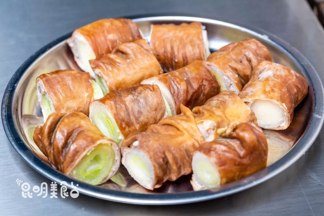 昆明晚上8点坐满人的宵夜食堂牛肉凉拌吃云d宝马车都来了