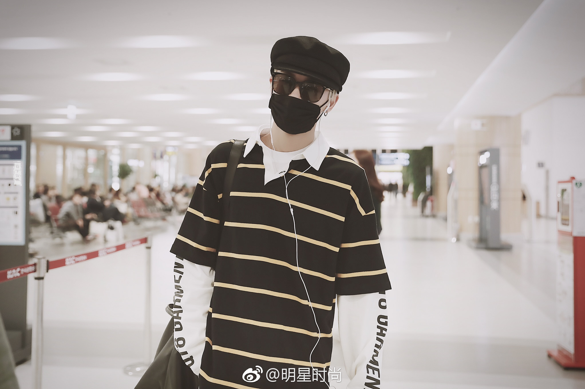 林彦俊现身首尔机场,黑色贝雷帽 条纹上衣,帅气有型