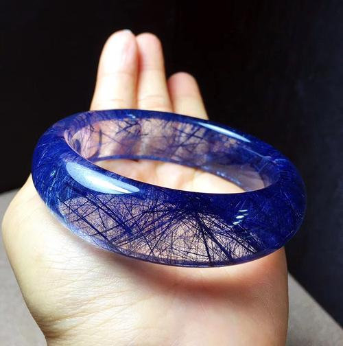 蓝发的魔力关于蓝色的天然晶石类也总有特殊的魔力让众多爱好者喜欢