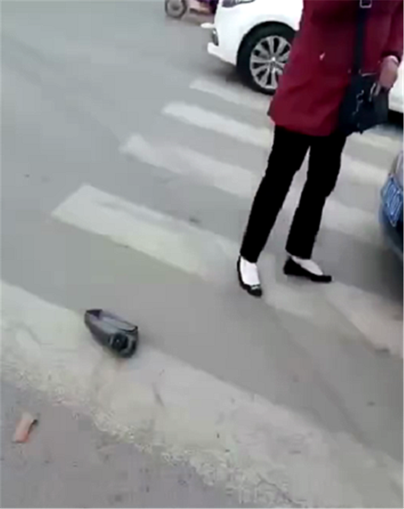 8万比亚迪f3转弯撞上装甲车外后视镜脱落车主是女司机