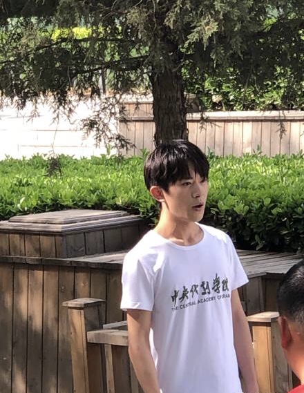 易烊千玺 造型 上一秒还是穿中戏校服