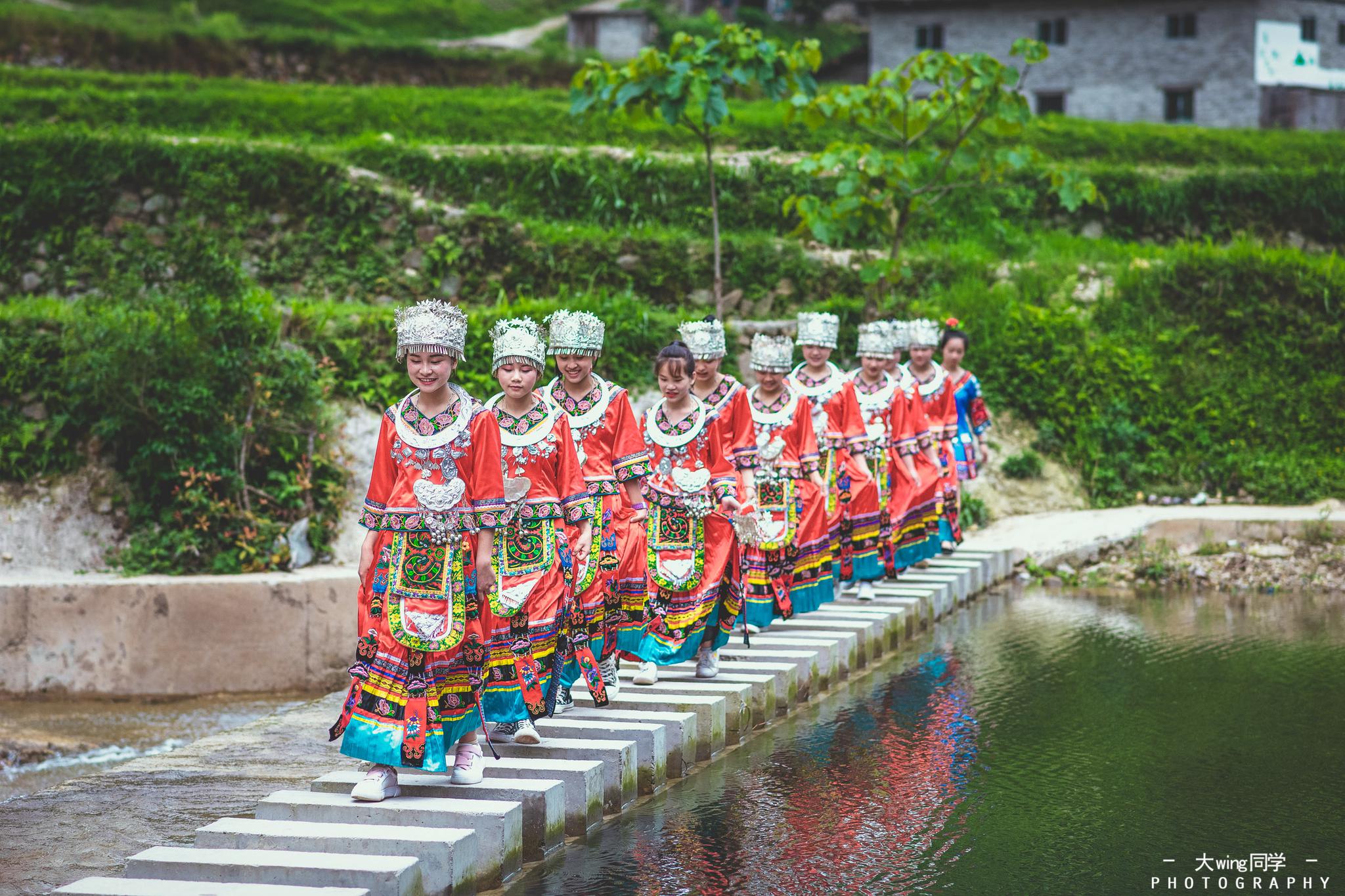 走进三都县鱼鳅寨,这是一个苗族和水族人民居住的地方,民风淳朴|鱼鳅|三都县|水族|枇杷节|苗族_新浪新闻