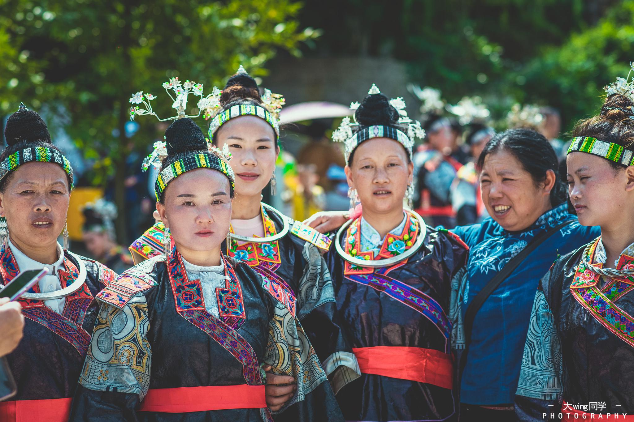 走进三都县鱼鳅寨,这是一个苗族和水族人民居住的地方,民风淳朴_新浪新闻