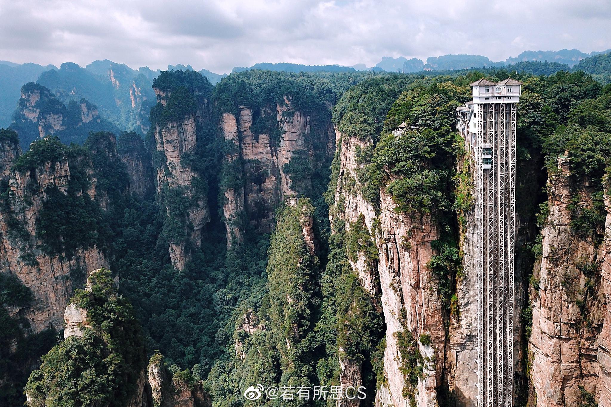 张家界百龙天梯是世界最高的户外观光电梯被载入吉尼斯世界纪录