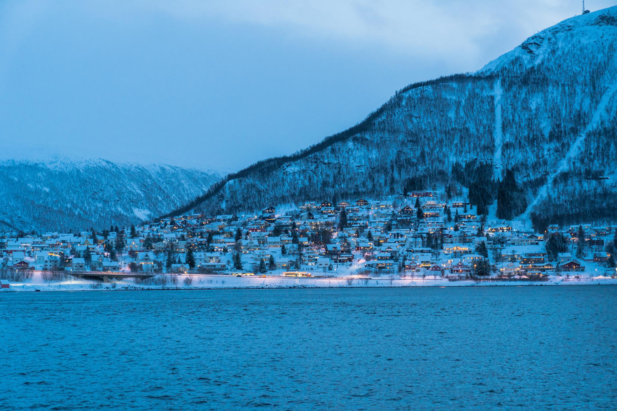 在挪威特罗姆瑟的小房子边看着远处的雪山和海除了寒冷和极夜剩下 在挪威特罗姆瑟的小房子边看着远处的雪山和海除了寒冷和极夜剩下