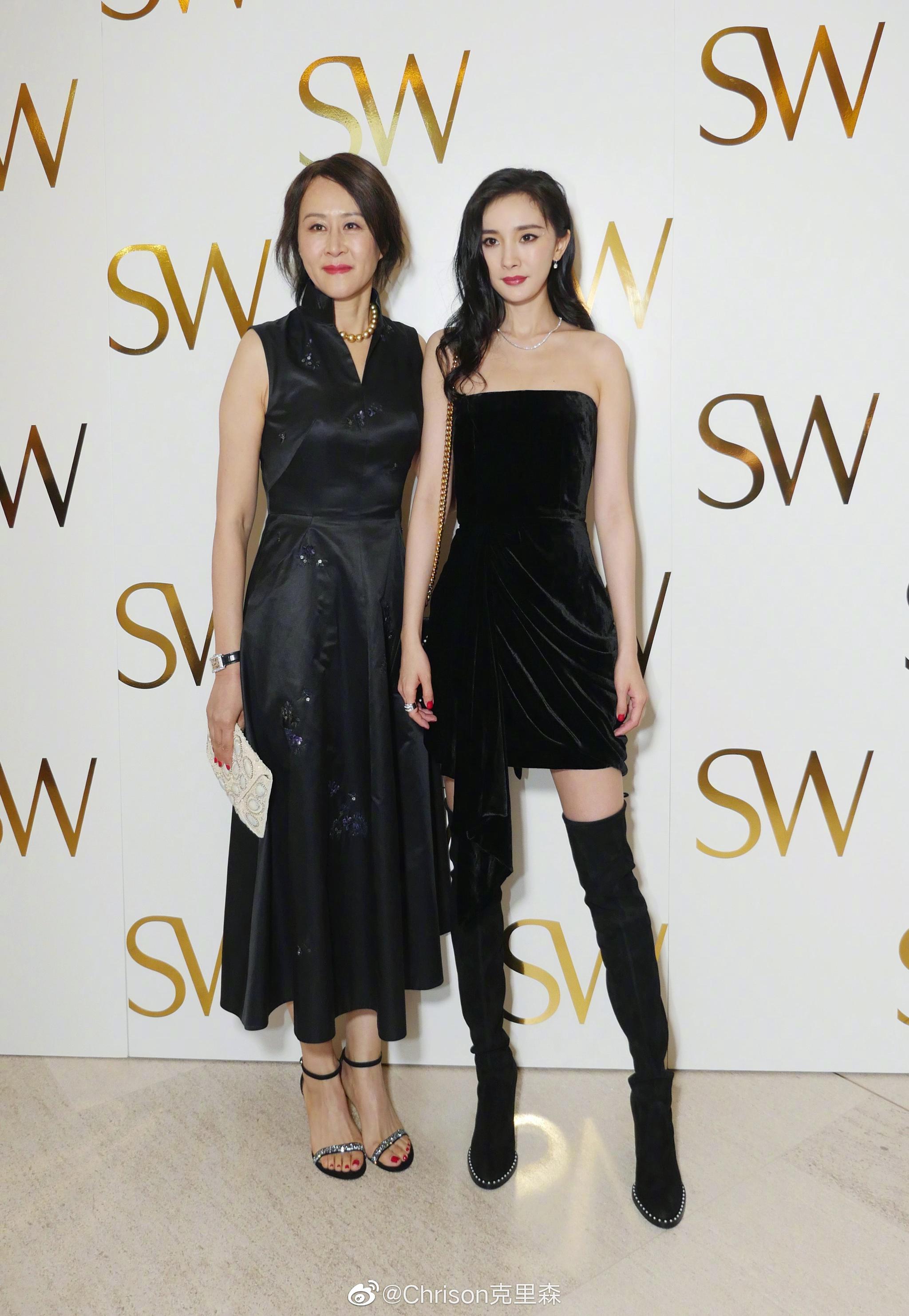 前天在Stuart Weitzman for 杨幂系列的酒会和后续的Vogue私人晚宴上|杨幂|酒会|晚宴_新浪新闻