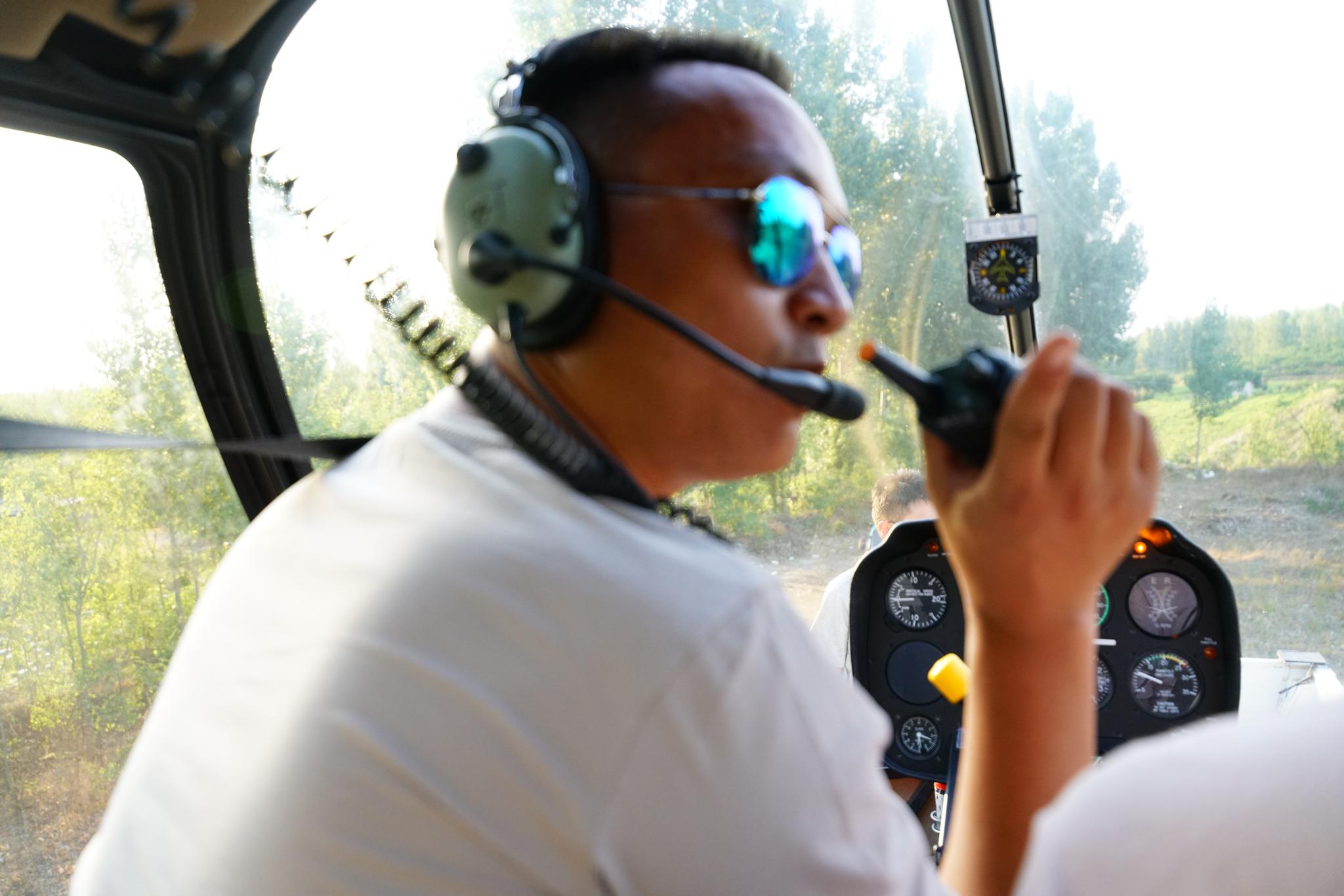 山东泰安飞行员农村创业开直升机拍600亩樱桃园