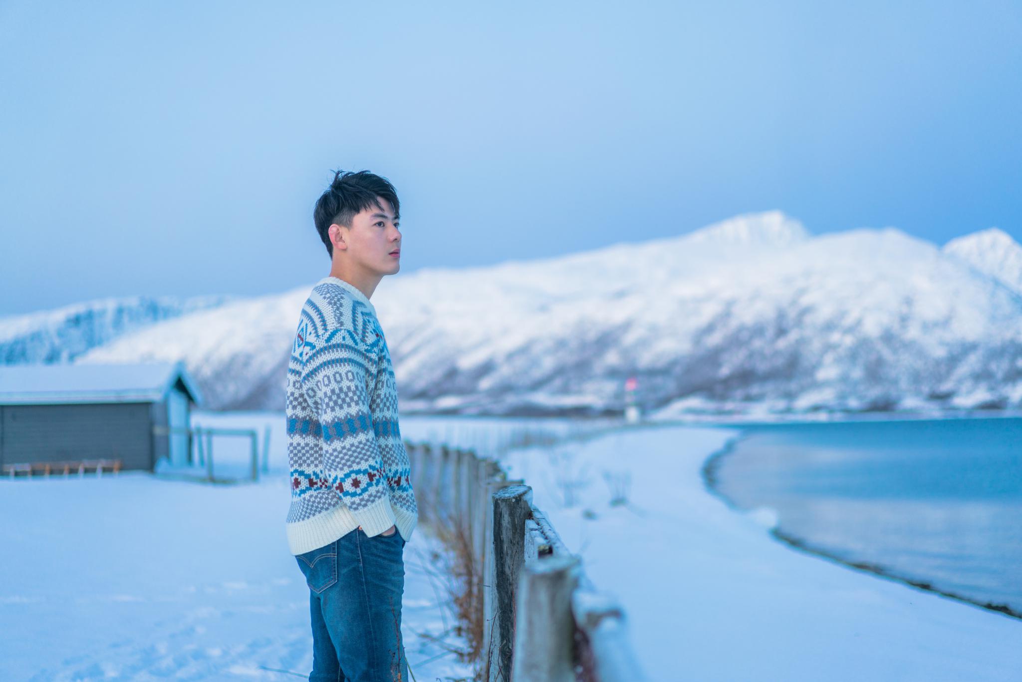 在挪威特罗姆瑟的小房子边看着远处的雪山和海除了寒冷和极夜剩下 在挪威特罗姆瑟的小房子边看着远处的雪山和海除了寒冷和极夜剩下