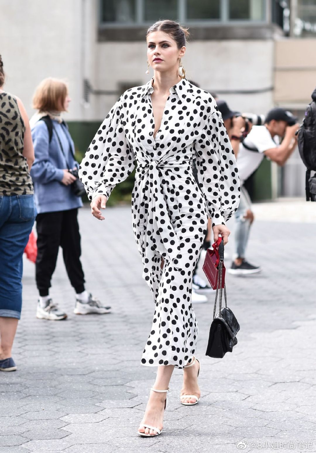 致命女人jade扮演者alexandradaddario纽约街拍这对耳环很美