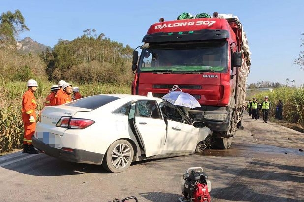河池一小轿车迎面撞上大货车,副驾乘客当场死亡!