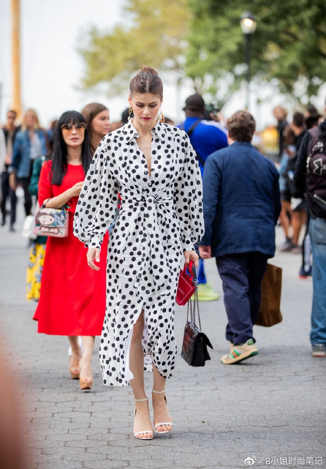 致命女人jade扮演者alexandradaddario纽约街拍这对耳环很美