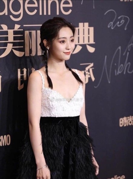 沈月又在昨晚的红毯见光死了,五五分的身材搭配大头,造型老气