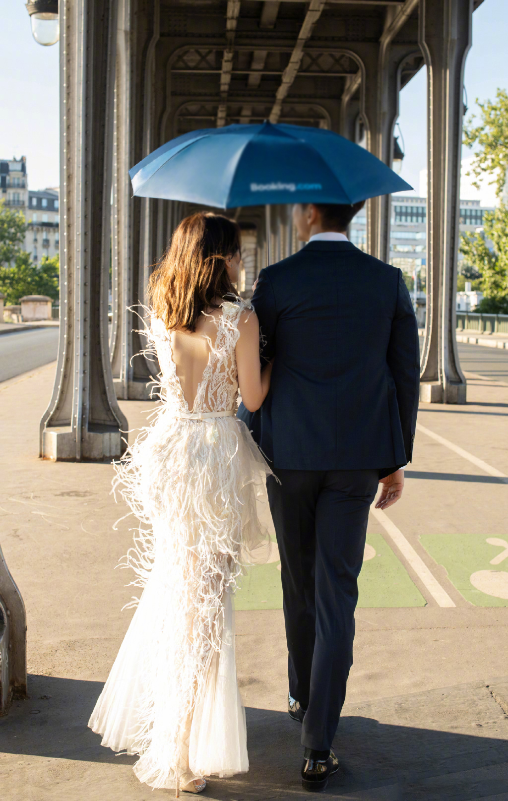 贾静雯再晒婚纱照秀幸福 与老公挽手漫步甜蜜爆表